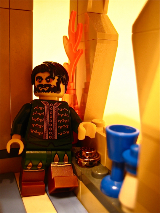 LEGO MOC - Because we can! - 'Flying monk': аббат на первом этаже.