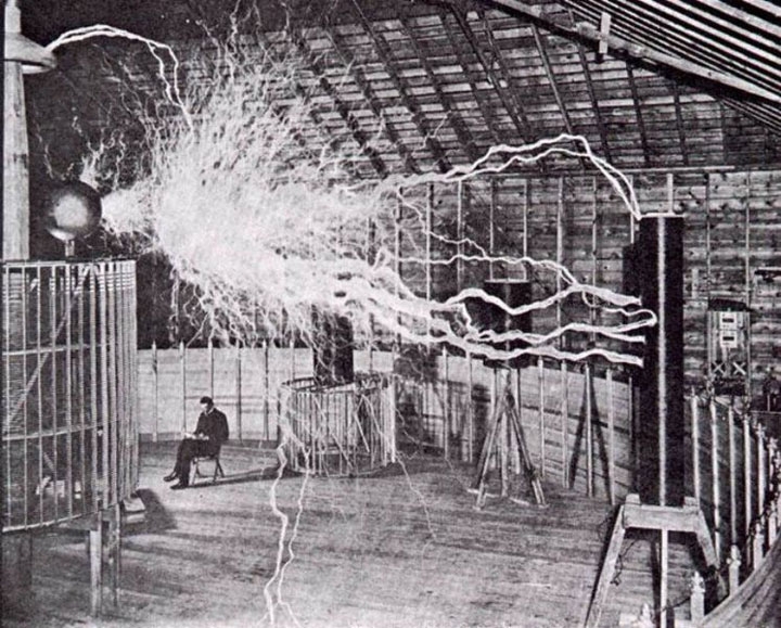LEGO MOC - Because we can! - Nikola Tesla. Colorado Springs experiments: Оригинальное фото.<br />
Ученый мирно сидит на стуле, а прямо над его головой сверкают грозоподобные электромагнитные разряды. Своего рода юмор и попытка в который раз всколыхнуть общественное мнение. На самом деле фотография была получена путем двойной экспозиции.