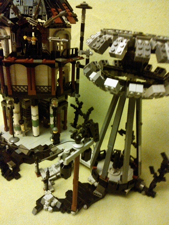 LEGO MOC - Because we can! - Transmission d'énergie sans fil: Домик и башня расположены на возвышенности.