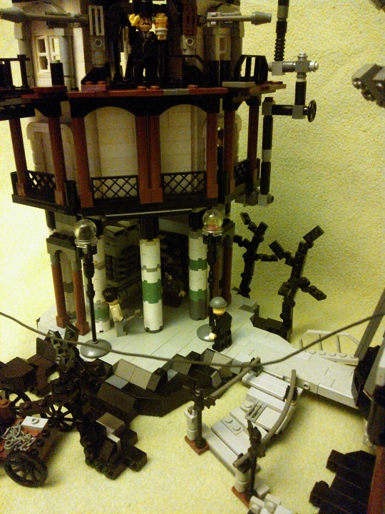 LEGO MOC - Because we can! - Transmission d'énergie sans fil: первый этаж стоит на сваях. За ними генератор и механики.
