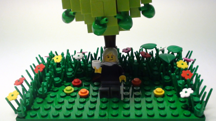 LEGO MOC - Because we can! - Newton's Apple: После обеда установилась тёплая погода, Ньютон вышел в сад и пил чай в тени яблонь.