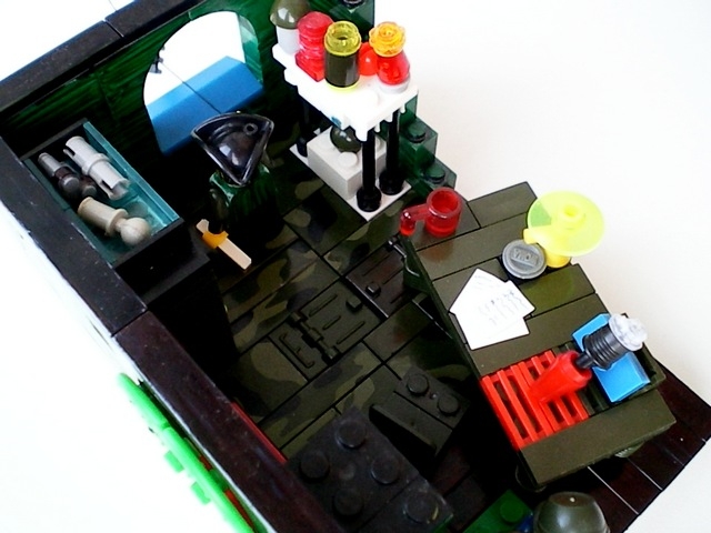 LEGO MOC - Because we can! - 'Воздушный змей Бенджамина Франклина': Стул не задвинут - иногда приходилось в спешке делать записи.