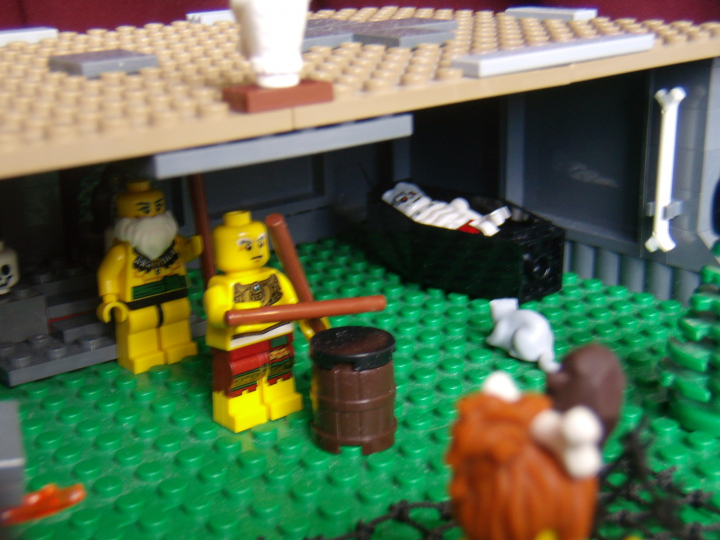 LEGO MOC - Because we can! - Caveman fire discovery: Старейшина клана пещерных людей с седой бородой и его предшественник в гробу.