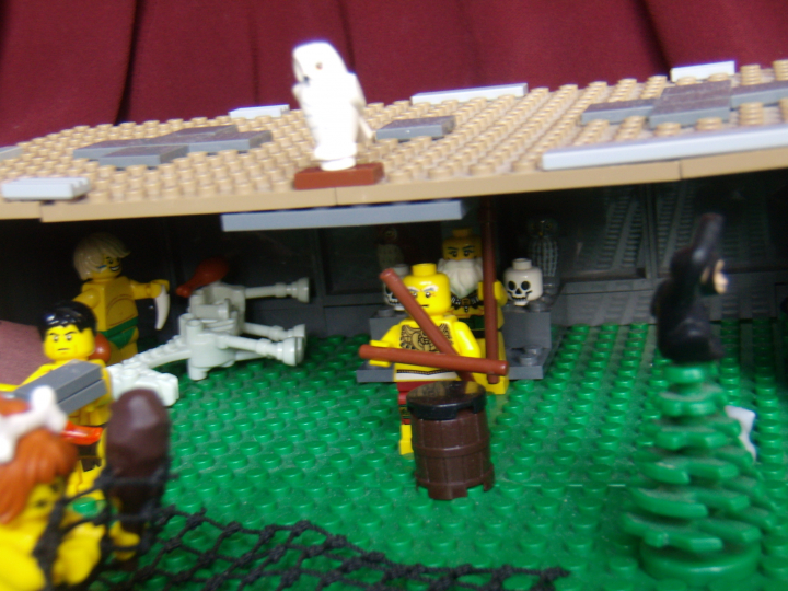 LEGO MOC - Because we can! - Caveman fire discovery: Вид на пещеру спереди (издали).