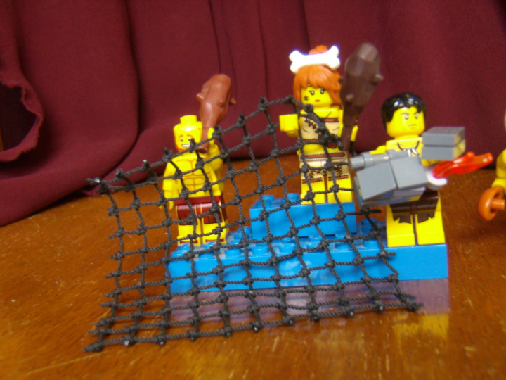 LEGO MOC - Because we can! - Caveman fire discovery: Минифигурки пещерных людей (слева направо): охотник, его жена, человек добывающий огонь.
