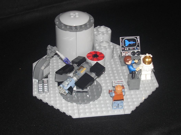 LEGO MOC - Because we can! - Forward to the stars!: Инженерный цех.<br />
Здесь проводятся испытания нового ракетного топлива, которое позволит обеспечивать большую производительность. (лучше провести их перед полетом, если конечно не хотите не хотите насладиться зрелищем падения шаттла с отказавшими на полпути двигателями).