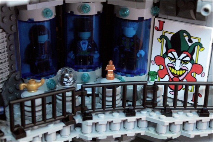 LEGO MOC - Heroes and villians - Batcave: Трофейная комната. <br />
в ней расположены костюмы главных злодеев, таких как: Пингвин, Женщина-кошка и Джокер, гигантская карта Джокера, а также несколько самых значимых для героя трофеев.