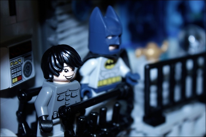 LEGO MOC - Heroes and villians - Batcave: This will be your home now.- сказал Бэтмен Дику Грейсону, который недавно потерял самых дорогих ему людей- своих родителей.<br />
Осиротевший, Дик был взят под опеку Брюса Уэйна. Дик скоро обнаружил, что Брюс — это Бэтмен, таинственный страж Готэма. Брюс взял Дика под своё крыло и обучил его всем навыкам, всё что он знал он передал своему помощнику. Дик стал напарником Бэтмена, первым Робином — чудо-мальчиком.<br />
