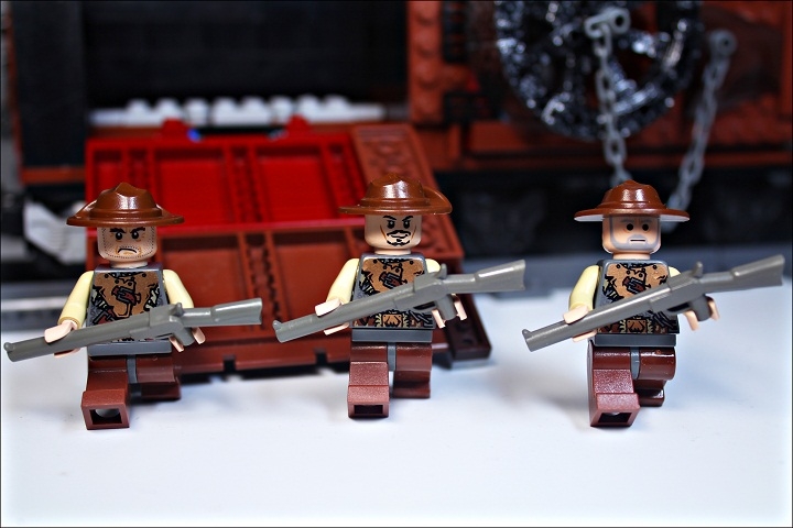 LEGO MOC - Steampunk Machine - Royal armoured train of Blackferrum's army: Они готовы к бою! Кстати, с другой стороны бронепоезда есть точно такое же отделение. Нетрудно догадаться, что 'со всеми удобствами' здесь могут легко разместиться шесть вооруженных солдат.