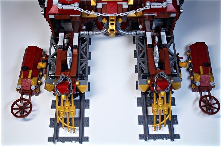 LEGO MOC - Steampunk Machine - Royal armoured train of Blackferrum's army: Отсеки, в которых находятся механизмы(в них поступает пар, и они приводят колеса в движение), являются модульными.