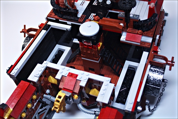 LEGO MOC - Steampunk Machine - Royal armoured train of Blackferrum's army: Модуль 'крыша' легко открепляется. Здесь и находится 'сердце' конструкции - паровой котел, размещение запасов угля и кабина машиниста. Слева от кабины есть проход в заднюю часть машины.