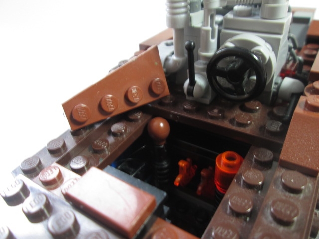 LEGO MOC - Steampunk Machine - Колесная машина: Далее стоит убрать доску, на которой стоит водитель. Тогда становится видно печь. В кормовой же части находится уголь, сфотографировать который не вышло, уж извините.