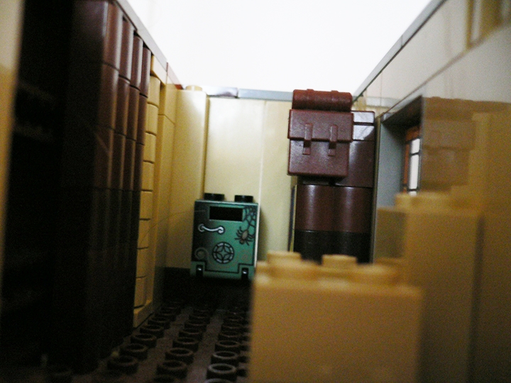 LEGO MOC - Steampunk Machine - Flying Steamship: Каюта: сейф (шкафчик, тумбочка), Книжный шкаф, кресло.