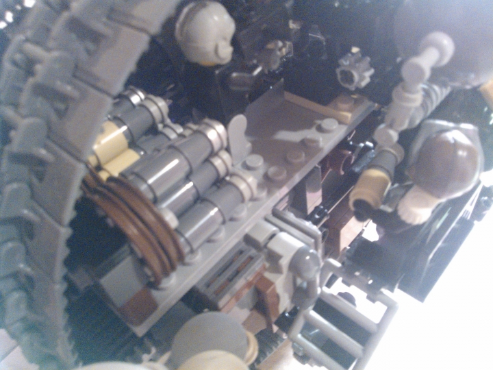 LEGO MOC - Steampunk Machine - Shock self-propelled gun: Правый борт, наводчик и заряжающий в работе. В боекомплекте размещен 21 снаряд в трех барабанах, + уже 8 снаряженных. Затвор пушек при заряжании откидывается вверх.