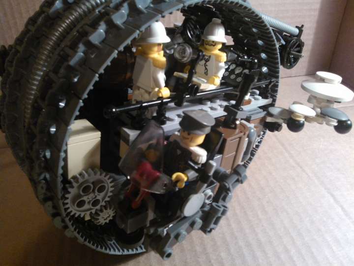 LEGO MOC - Steampunk Machine - Shock self-propelled gun: Командиры смотрят на карту и в трубу, отдавая приказы.
