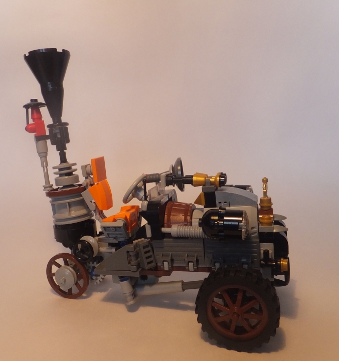 LEGO MOC - Steampunk Machine - rolls royce: Традиция украшать капот фигуркой «леди», официально называемой «Дух Экстаза», появилась именно на «призраках» в 1911 г. (поэтому на капотах наиболее старых экземпляров, в том числе «Серебряного», ее нет). Фигурку создал скульптор Чарльз Сайке специально для машины лорда Монтегю. Позировала для него секретарь и возлюбленная лорда Элеонора Торнтон. Долгие годы Сайке самолично отливал фигурки для каждой машины и ставил на них свою подпись, но к сожалению, фигурку леди не удалось сделать.<br />
Спасибо за ваши комментарии!!!