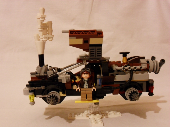 LEGO MOC - Steampunk Machine - DeLorean STEAM Machine: А вот и Марти)  Одет, как и подобает пилоту паро-стиля: тканные брюки, кожанка, лётный шлем и гоглы - а что ещё нужно для удачного взлёта?)