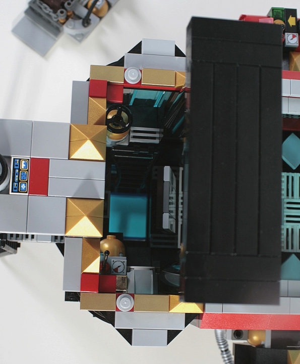 LEGO MOC - Mini-contest 'Zeppelin Battle' - Needle: А вот после поворота запорного устройства – люк открывается, и можно увидеть часть технического этажа с полом из сверхпрочного синего стекла. 