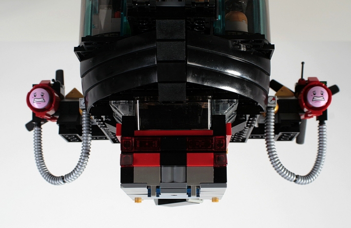 LEGO MOC - Mini-contest 'Zeppelin Battle' - Needle: И вот уже дирижабль  пролетел и постепенно удаляется от нас. Мы видим заднюю часть кабины очень близко.<br />
<br />
До новых встреч дирижабль! Пункт назначения – источник молодости! 