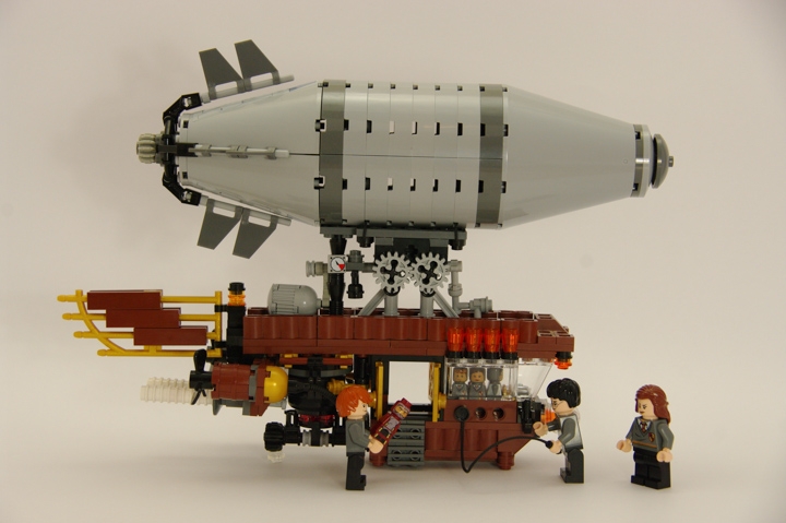 LEGO MOC - Mini-contest 'Zeppelin Battle' - Zeppelins in Hogwarts: Гарри и его дружок Рон, конечно, в деле: вот, как раз, последние приготовления к старту..