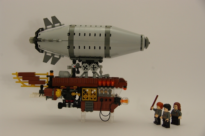 LEGO MOC - Mini-contest 'Zeppelin Battle' - Zeppelins in Hogwarts: Итак, Рон взял в руки палочку: 'Унгардиум левиосса!'. 'Ох, не к добру это все', - подумала Гермиона...