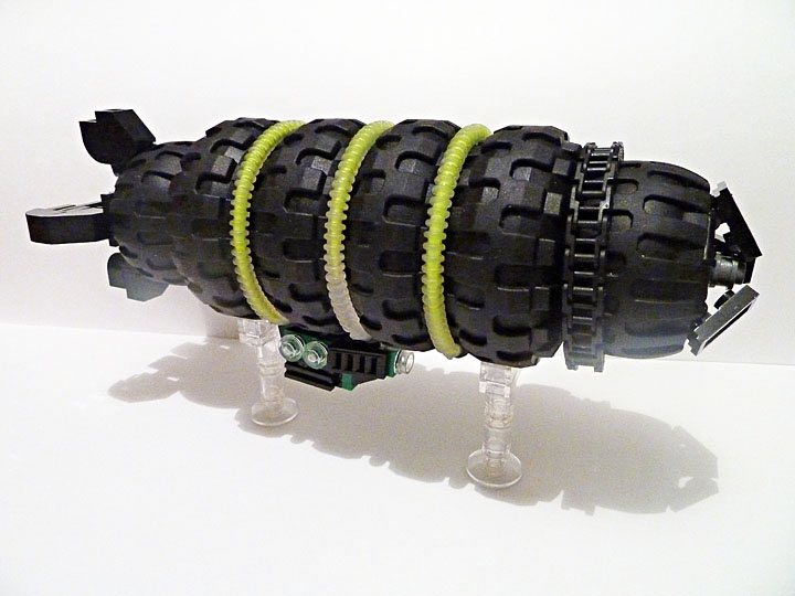 LEGO MOC - Mini-contest 'Zeppelin Battle' - Black Owl: Этот дирижабль имеет очень прочную оболочку баллона, которая не позволяет так просто сбить 'Филина'. Но с другой стороны, казалось бы, как может взлететь такая тяжёлая махина? Тут всё очень просто - баллон дирижабля заполнен анобтаниумом, который, как известно, очень лёгкий газ.	<br />
