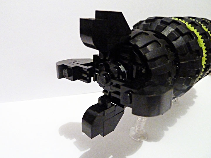 LEGO MOC - Mini-contest 'Zeppelin Battle' - Black Owl: В представлении того времени дирижабль отнюдь не является олицетворением научно-технического прогресса: существуют многие в несколько раз лучшие летательные аппараты. Не смотря на это, 'Филин' был насыщен передовыми технологиями - например, система управления 'RT-SS_78' была впервые использована именно на нём.	