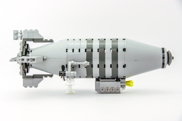 LEGO MOC - Mini-contest 'Zeppelin Battle' - Гоночный дирижабль 'Стремительный': Но это же гоночный дирижабль! А для гонщиков нет слова 'слишком', если речь идет о скорости!<br />
Отличные пропорции, элегантная кабина, суперяркие фонари, изящные стабилизаторы с элеронами - миллионеры, обратите внимание: такая воздушная яхта удовлетворит самый взыскательный вкус!