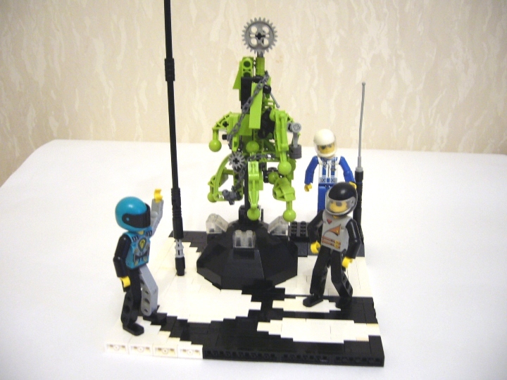 LEGO MOC - New Year's Brick 2014 - Встреча Нового Года в Кибер-мире: <br />
Однажды в конце 2013 года двое давних друзей: летчик и гонщик решили проведать своего друга киборга, который жил в измерении Y и не раз выручал приятелей.
