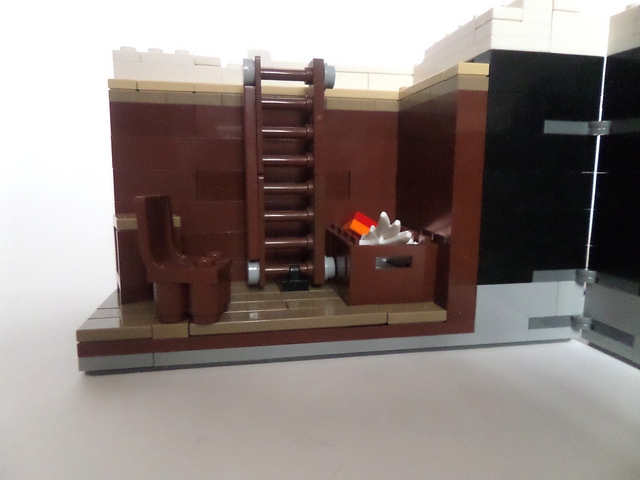 LEGO MOC - New Year's Brick 2014 - Домик Деда Мороза: Лестница, которая при стыковке с верхним модулем оказывается как раз под люком.