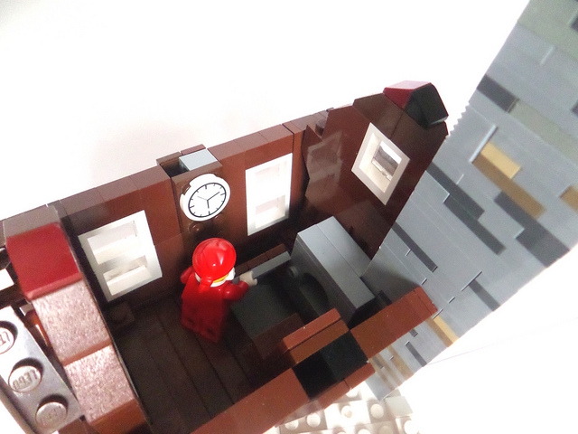 LEGO MOC - New Year's Brick 2014 - Домик Деда Мороза: Крыша снимается, видно домик изнутри, в том числе и люк, ведущий в подвал.