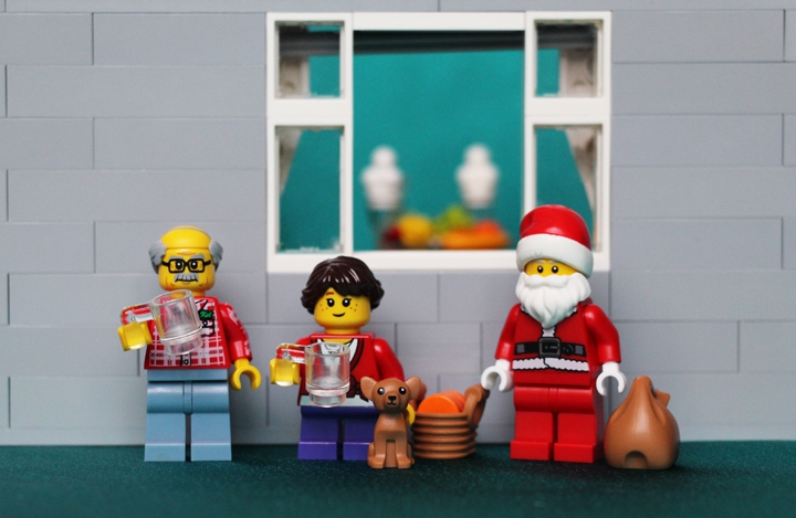 LEGO MOC - New Year's Brick 2014 - Новогоднее чудо: Ну что же, вот и сказке конец, мораль понять не сложно. Семейные фото на память: Алёна со своим дедушкой, Фокси и Дедом Морозом , ну и Яна с родителями. Думаю, что кто-нибудь сделал для себя выводы из этой сказки. Надеюсь, что Вам понравилось. <br />
Спасибо за просмотр и с Новым Годом! :)<br />