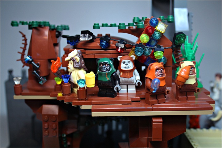 LEGO MOC - New Year's Brick 2014 - Встреча Нового года в далекой-далекой галактике...: Эвоки же - аборигены этой планеты - празднуют Новый год в своей деревушке на деревьях... Все приготовлено для пышного торжества!