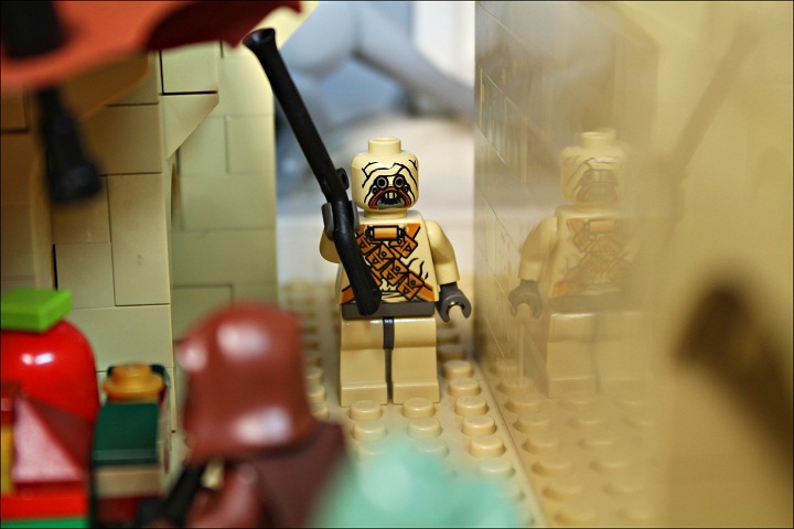 LEGO MOC - New Year's Brick 2014 - Встреча Нового года в далекой-далекой галактике...: Песчаный разбойник таскен решил забежать в Мос-Эйсли, но вовсе не со злым умыслом - он решил пострелять в воздух, чтобы усилить атмосферу праздника. 