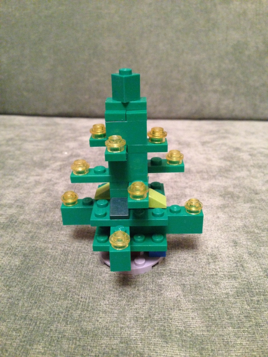 LEGO MOC - New Year's Brick 2014 - Прекрасный Новогодний Домик): Ель,снятая близким планом, а под ней,конечно,подарки).
