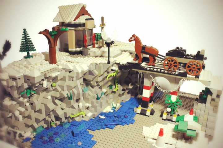 LEGO MOC - New Year's Brick 2014 - Новогодняя история!): На фотографии виден не большой мостик с узорами (обросший мхом)