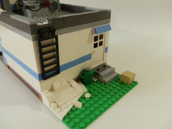 LEGO MOC - New Year's Brick 2014 - Магазин игрушек.: На заднем дворе расположились урна, коробка и сугроб. А к задней стенке магазина прилегает лестница, ведущая на крышу.