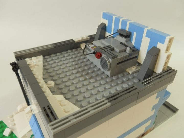 LEGO MOC - New Year's Brick 2014 - Магазин игрушек.: На крыше тоже остался снег. А ещё там непонятная штука. Наверное, какая-то новомодная система вентиляции.