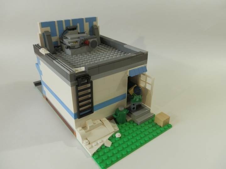LEGO MOC - New Year's Brick 2014 - Магазин игрушек.: О, вот и снег! Конечно, как же он растает на теневой стороне? Видим грузчика, который затаскивает коробку с новенькими игрушками.