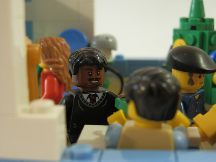 LEGO MOC - New Year's Brick 2014 - Магазин игрушек.: Солидный такой дядя совершил, видимо, крайне крупную покупку. Может, велосипед?