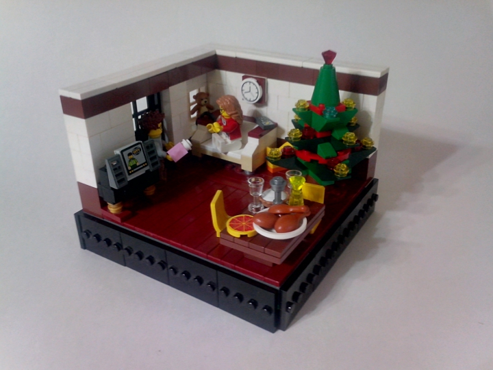 LEGO MOC - New Year's Brick 2014 - Встреча Нового Года: Общий вид) Все празднично, молодой человек уже дарит своей девушке подарок, осталось только сесть за стол и смотреть новогодний концерт