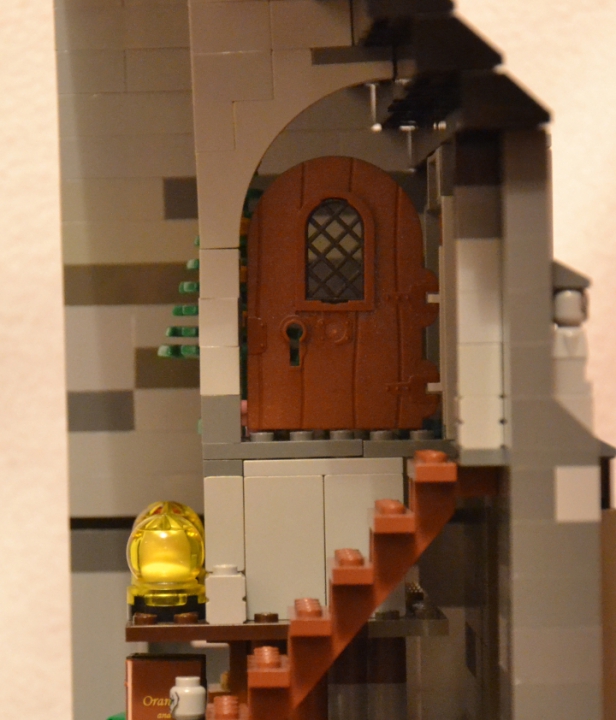 LEGO MOC - New Year's Brick 2014 - 'В глубине виллы 'Ночной кошмар'...: Дверь в комнату Маурицио.