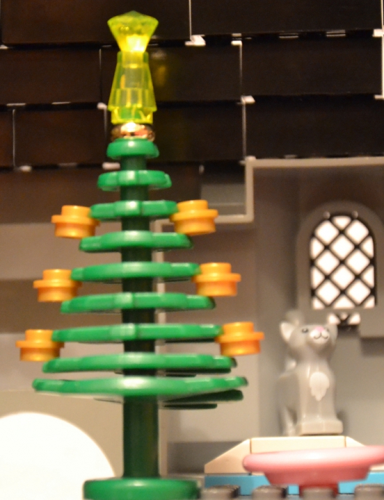 LEGO MOC - New Year's Brick 2014 - 'В глубине виллы 'Ночной кошмар'...: Только там нашла себе место скромно наряженая елочка.