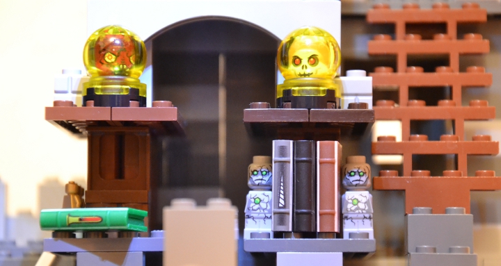 LEGO MOC - New Year's Brick 2014 - 'В глубине виллы 'Ночной кошмар'...: Ниже этажом располагается библиотека Шуткозлобера. 