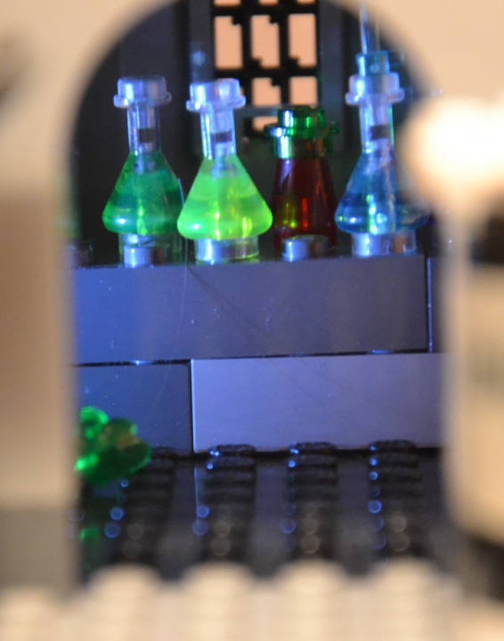 LEGO MOC - New Year's Brick 2014 - 'В глубине виллы 'Ночной кошмар'...: В темных закоулках таинственно мерцали реторты, колбы, бутыли, стеклянные змеевики. Жидкости всевозможных цветов переливались в них, вскипали и снова опускались на дно сосудов, пенились, пузырились, дымились… 