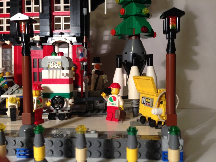LEGO MOC - New Year's Brick 2014 - Новый 2014 LeGod: Рабочие ведут подготовку к запуску. Идет заправка лучшим топливом Lego - Octan!