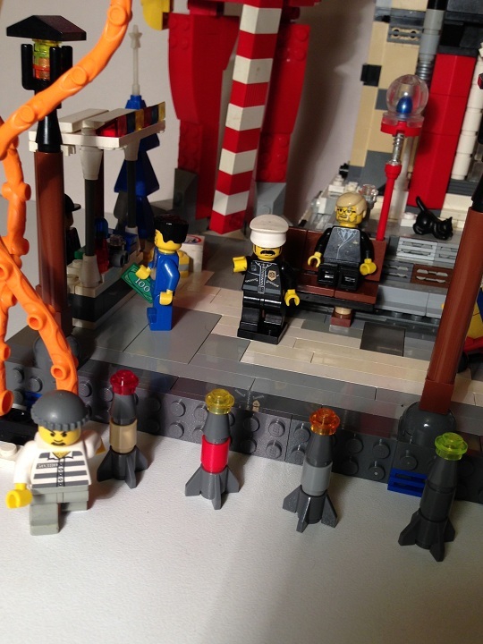 LEGO MOC - New Year's Brick 2014 - Новый 2014 LeGod: Обратите внимание, как хулиган поджег феерверки раньше времени, по законам Lego он незамедлительно превратился в преступника в тюремной робе, но у полицейского глаз - алмаз, и он тут же бросился его догонять!