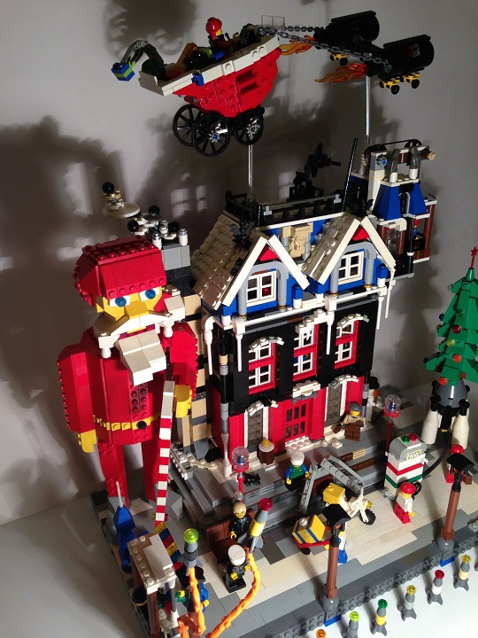 LEGO MOC - New Year's Brick 2014 - Новый 2014 LeGod: Огромная статуя Деда Мороза установленная прямо возле здания. Говорят, Дед Мороз замечает ее за много километров, и никогда не забывает заглянуть туда!