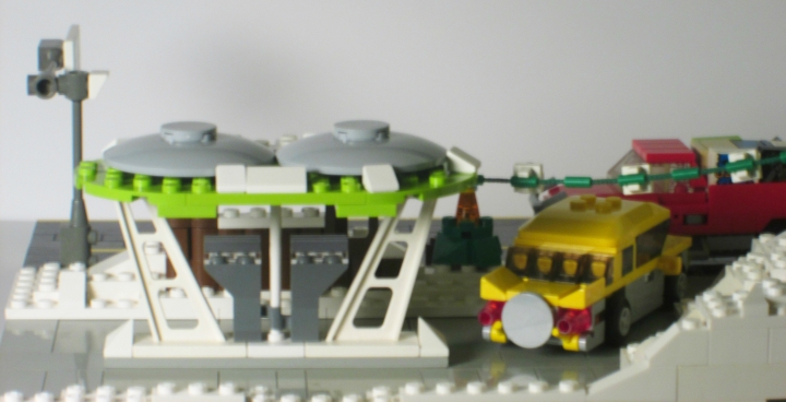 LEGO MOC - New Year's Brick 2014 - Развоз подарков: движение на бензоколонке: А это не очень удачный кадр...