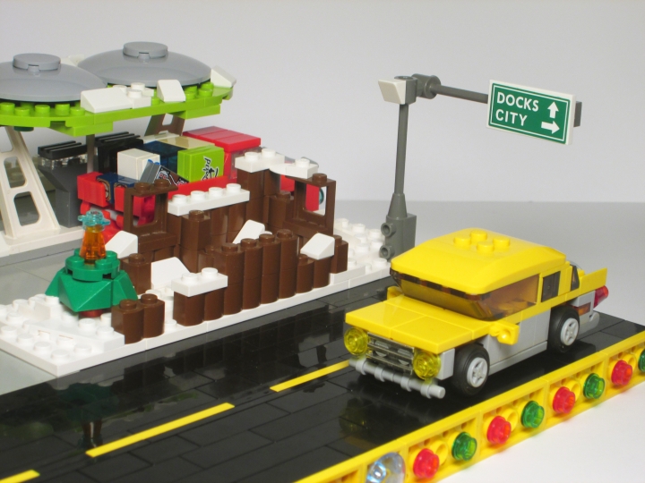 LEGO MOC - New Year's Brick 2014 - Развоз подарков: движение на бензоколонке: Развалины старой постройки и маленькая ёлочка.